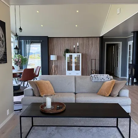 Oceanfront Infinity Lodge, Lofoten Feriehus