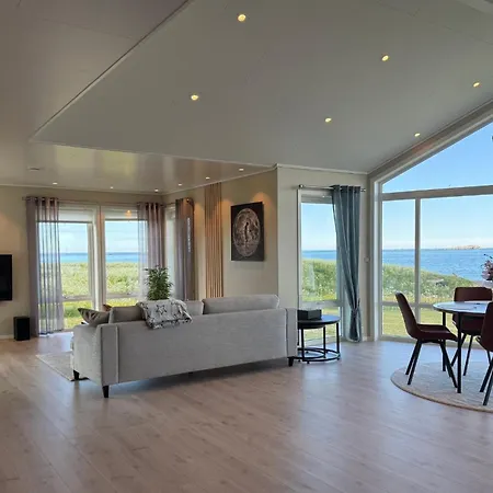Oceanfront Infinity Lodge, Lofoten * Vestvagoy