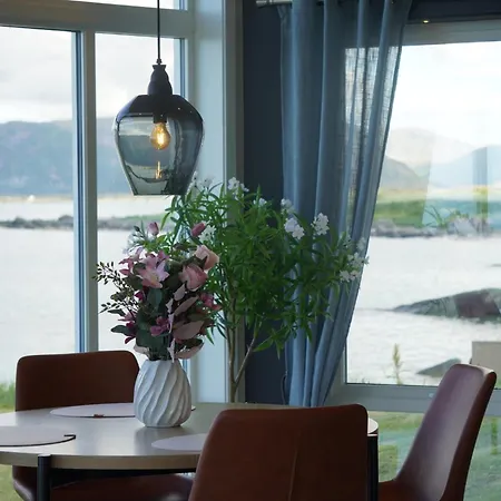 Oceanfront Infinity Lodge, Lofoten Feriehus