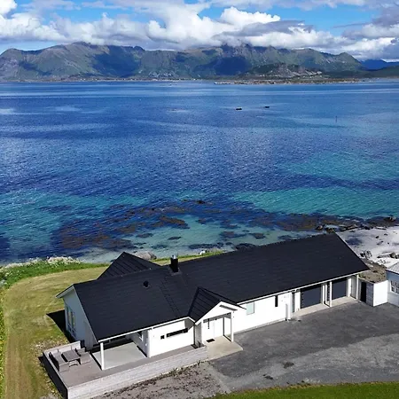 Oceanfront Infinity Lodge, Lofoten
