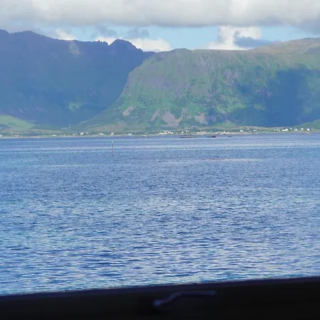 Oceanfront Infinity Lodge, Lofoten Feriehus *