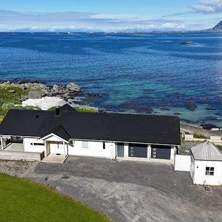 Oceanfront Infinity Lodge, Lofoten Feriehus *
