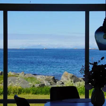 Oceanfront Infinity Lodge, Lofoten
