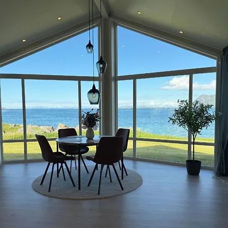 Oceanfront Infinity Lodge, Lofoten *