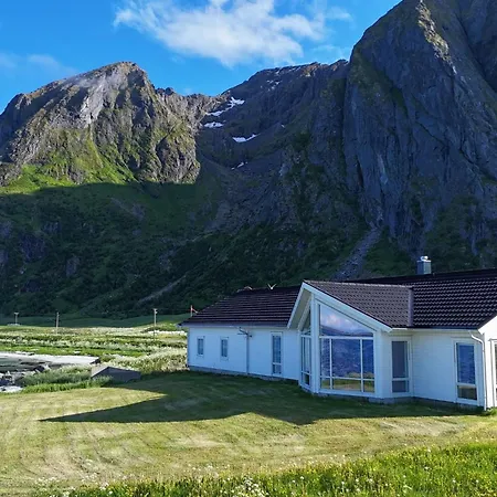 Oceanfront Infinity Lodge, Lofoten Feriehus *